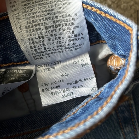 Levis Cutoff Shorts - Picture 2 of 6